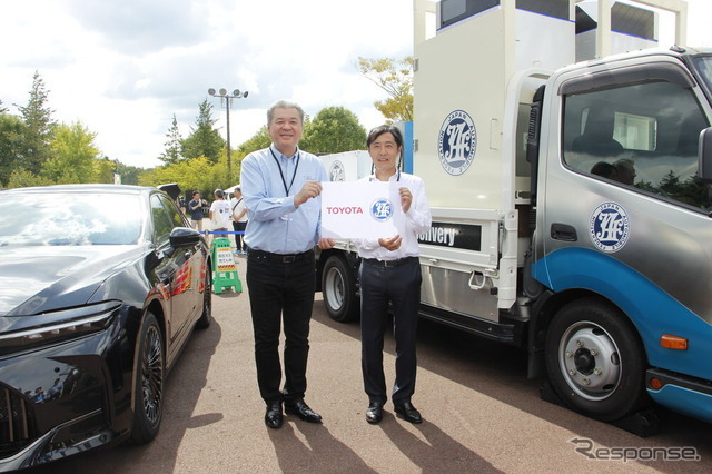 トヨタ自動車の中嶋裕樹 副社長（左）と日本自動車連盟（JAF）の四宮慶太郎 副会長（右）