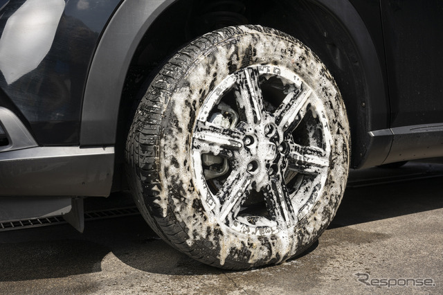 タイヤに付着している表面の汚れと、ホイールのダストや汚れをしっかりと落としてくれる
