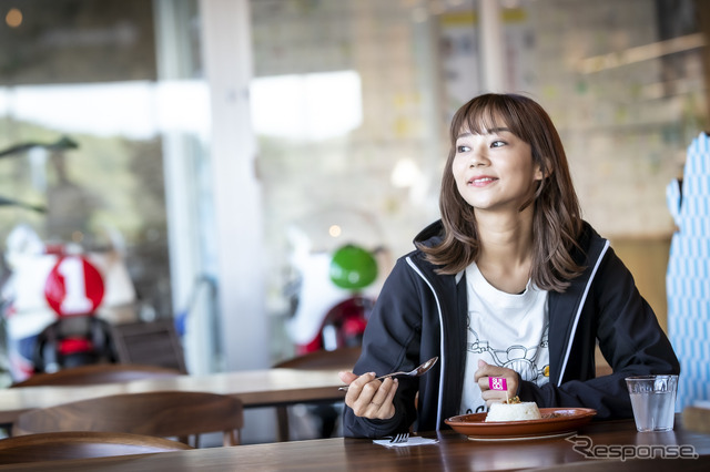 ガラス張りの明るい店内に「気持ちよくゆっくり過ごせそう」と話す指出さん