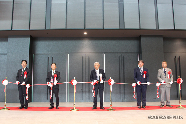 開会式には、オートアフターマーケット九州 実行委員長 高木英彦氏、国土交通省九州運輸局 自動車技術安全部長 福島和則氏、国土交通省九州運輸局 福岡運輸支局長 傳勝博氏、一般社団法人福岡県自動車整備振興会 専務理事 牛島幹之氏、福岡県自動車車体整備協同組合 副理事長 田中一臣氏が参列