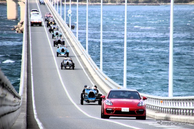 4日目の角島大橋（山口県長門市）をいく参加者たち。先頭はヤナセ提供のポルシェ パナメーラ