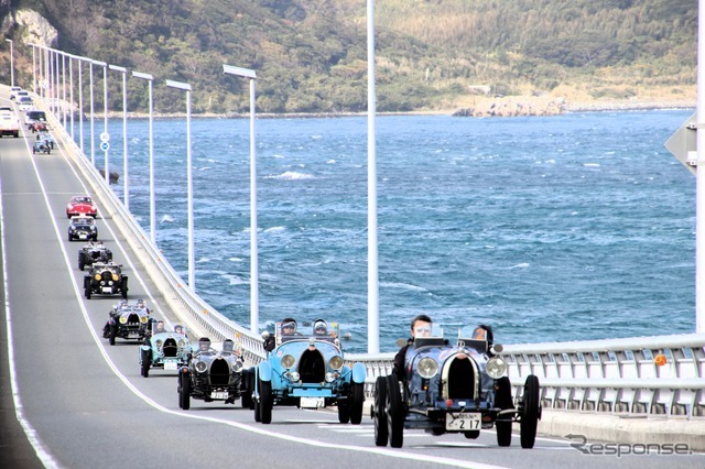 4日目の角島大橋（山口県長門市）をいく参加者たち。