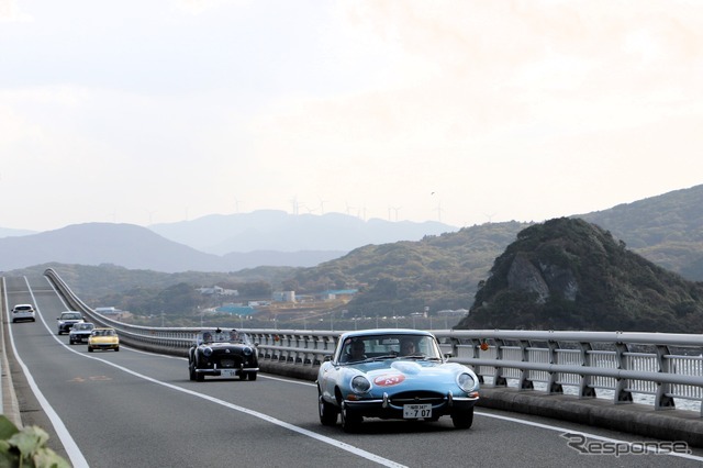 4日目の角島大橋（山口県長門市）をいく参加者たち。