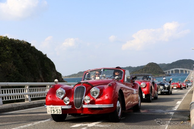 4日目の角島大橋（山口県長門市）をいく参加者たち。