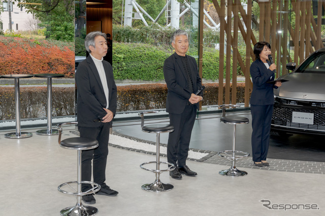 真ん中がクラウンチーフエンジニア 清水竜太郎氏。左側がクラウンチーフデザイナー 宮﨑満則氏。