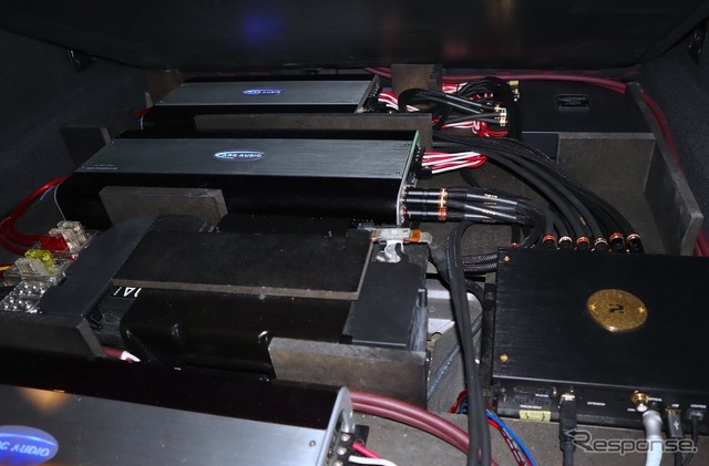 トランクフロア下にARC AUDIOのパワーアンプとRESOLT M-DSPをセット。ケーブル類はSAEC製を使用する