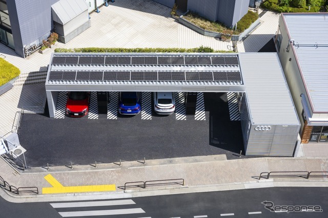 屋根の上にソーラーパネル。車両の両側のスペースが広い