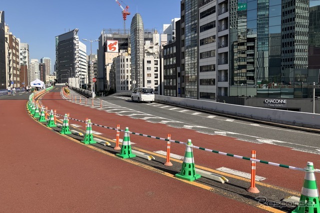 GINZA SKY WALK 2024：西銀座入口。写真中央の車は通常とは逆向きに駐車