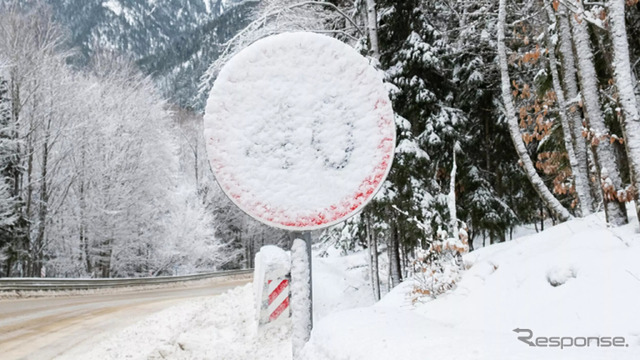 着雪で隠された速度制限標識もHEREの地図データが検出