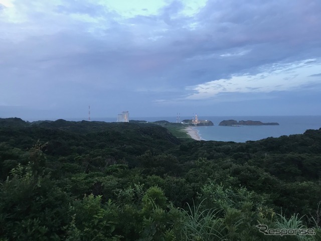 JAXA種子島センター内にある「ロケットの丘展望所」からの打ち上げ射点風景。世界一美しい打ち上げ場といわれる所以だ。